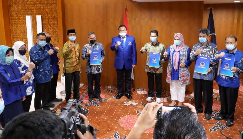 DPP NasDem Serahkan 4 SK Untuk Cakada di Sultra
